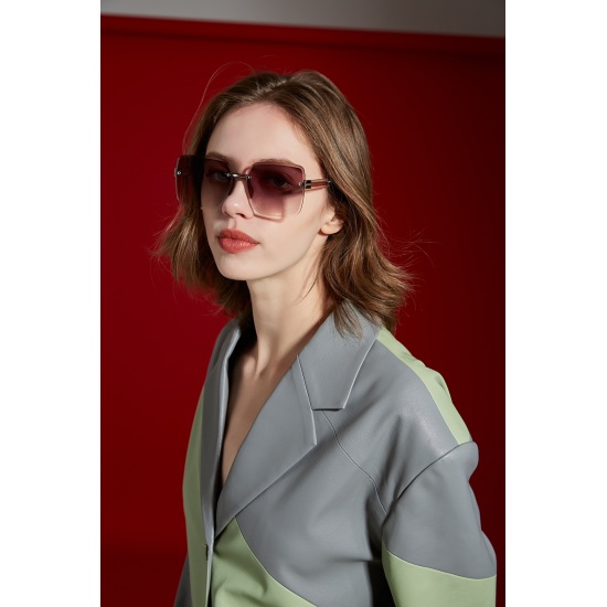 220240401 P110 GUCC * The new sunglasses are so beautiful that they are out of stock. The lenses are made of nylon material, with clear light transmittance and eye protection. The frame is made of environmentally friendly non-magnetic stainless steel meta