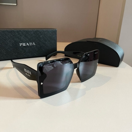 220240401 95PRADA: Wearing these cool and cool sunglasses, it's really hard not to be loved!! The inverted triangle logo design has a unique temperament. The face on the large black frame looks small and grand. I love the large black frame sunglasses too 