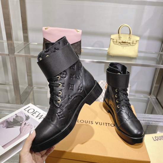 20230923 ¥ 310 Louis Vuitton 2022 Autumn/Winter High end Customized Top Celebrity Network Celebrity Show, Centennial Classic, Exquisite Craftsmanship, Comfortable Fit. This Territory flat sole boot features a silky calf leather collision rubber element: V