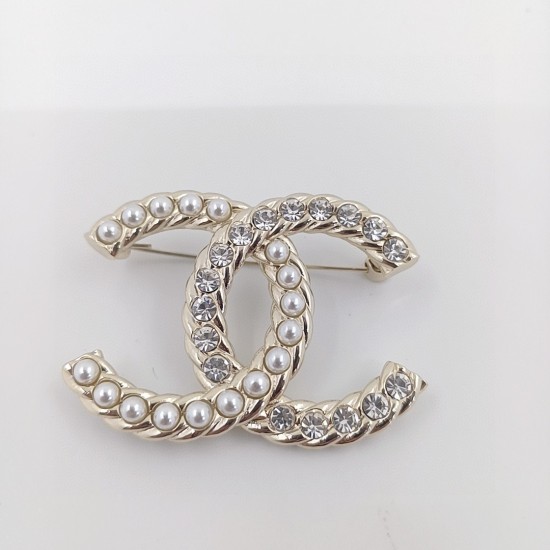 20240413 p65 Ch@nel23A Pearl studded brooch