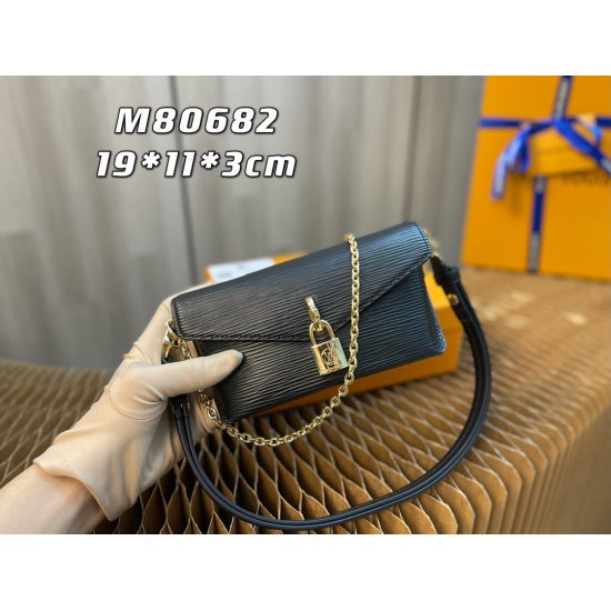 20231125 internal price P500 top-level original order [exclusive background] Model number: M80682 popular lock double chain underarm bag Padlock on Strap underarm bag is so popular, LV should also have one! The previous Cousin was relatively large in size
