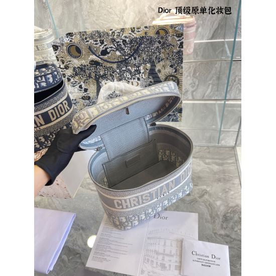 On October 7, 2023, the top-level original order p270DIOR large Dior Presbyopia makeup bag emm The appearance of the R bag still continues the design style commonly used by Dior recently, which is black and old flower pattern. The feeling bag, which bring
