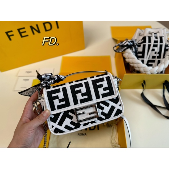 2023.10.26 P220 (Folding Box) size: 1912FENDI Fendi black and white series mini stick bag made of white canvas material, decorated with black FF raised pattern embroidery, embellished with white leather~portable: crossbody, can be installed and looks good