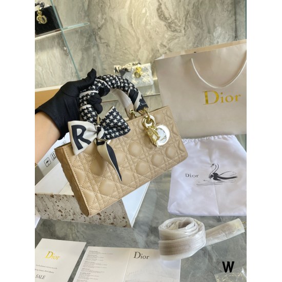 On October 7, 2023, Dior Lady's new long line P245 Dior's all-new D-joy has returned strongly. The rhythm of the popular model is sand, the bag comes with two shoulder straps, multiple carrying methods, and the upper body is beautiful and stylish. The cla