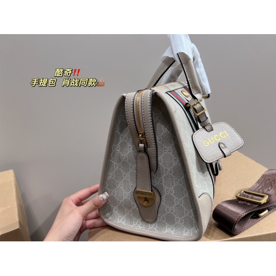 2023.10.03 Large P230 ⚠️ Size 35.22 Medium P225 ⚠️ Size 28.18 Small P220 ⚠️ The size 23.15 Kuqi GUCCI LINE BAULETTO handbag is a refreshing interpretation of the travel bag style by Xiao Zhan. The original GG canvas and striped webbing on the platform cre