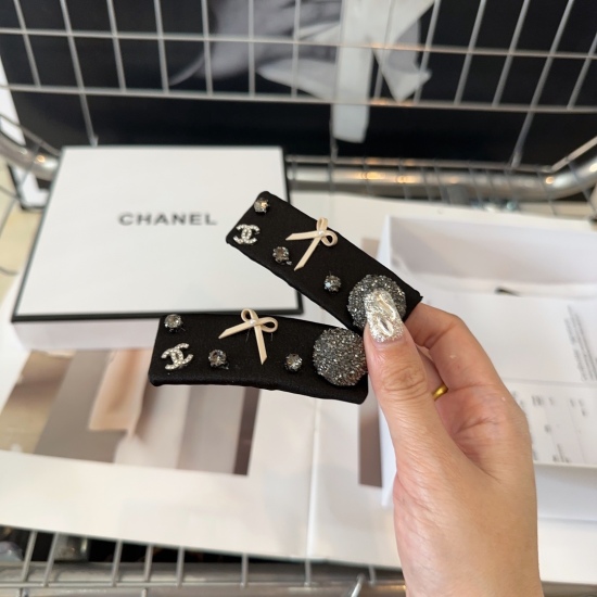 220240401 P 60 comes with a pair of packaging boxes, Chanel's latest popular small fragrance style with a beautiful bangs clip on the edge! Fashionable and trendy items, essential for little fairies