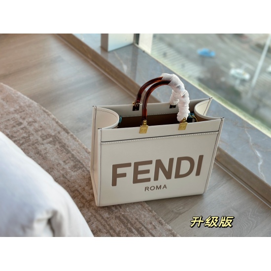 2023.10.26 260 No Box (upgraded version) size: 35 * 30cm (large) F Home Fendi peekabo Shopping Bag: Classic tote design! But the biggest feature of this one is: portable: crossbody!