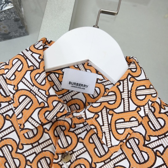 2023.07.01, regarding size issues, please consult customer service at the BBR counter after payment. The original customized full print shirt is made of selected silk and cotton blended thin yarn fabric, with sizes ranging from 100 to 160