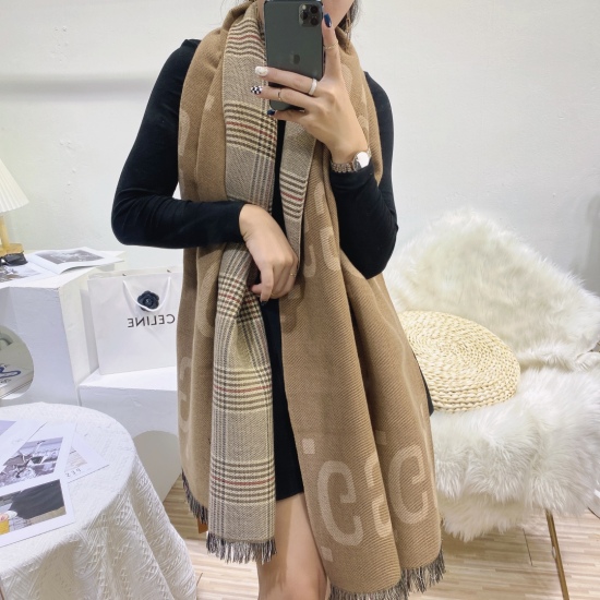 On May 5th, 2023, the latest version of the CUCCl counter, Super Love, is a lightweight scarf made from checkered cashmere fabric and decorated with the Prince of Wales checkered pattern on the back, creating a large feeling in minutes; Fringe details are