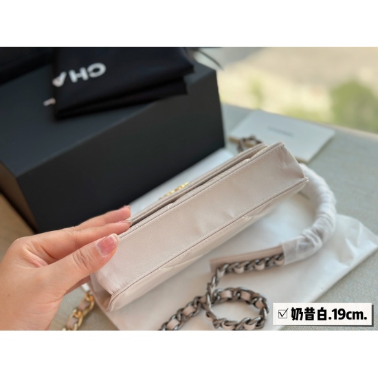 2023.09.03 195 box size: 19 * 12cm Xiaoxiangjia bag19 woc, the quality is very good! The bag has a slot and a hidden bag. New Woc chain ⛓️ Designed with three color combinations, it feels great!