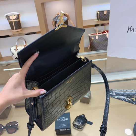2023.10.18 p195 Saint Laurent Chain Bag Handheld Letter Envelope/Saint Laurent ♥️ Vintage style small square bag Cassandra classic envelope small square bag with rivet decoration on the side and double compartments inside. The most distinctive feature is 