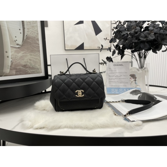 830 A93749 Latest Version Chanel Classic Vintage Postman Bag Italian Pearl Ball Pattern Very Versatile Suitable for Various Clothes. Small in size but quite capable of holding small particle ball patterns Another classic small fragrance with a large capac