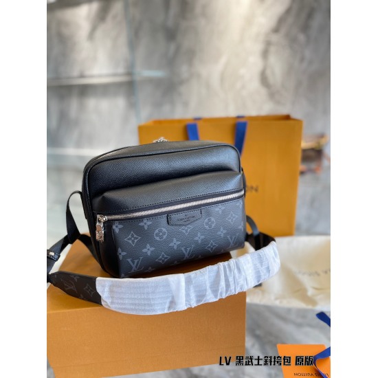 2023.10.1 Lv/OUTDOOR Postman Bag P220 Specification: L26.0xH20.0xW10.5cm Men's Bag Recommendation~Iv Outdoor Postman Bag is a must-have for commuting bags, really recommended. It can be cross slung, one shoulder, can also be used as a chest or waist bag, 
