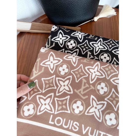 2023.10.05 25 ✨✨ Heavyweight ‼️ LV Luxury Cashmere Scarf, the latest export list of this year's main weaving series, was truly stunning when the actual item was opened, shining brightly in the light and shadow, very agile! Paired with exquisite and sparkl