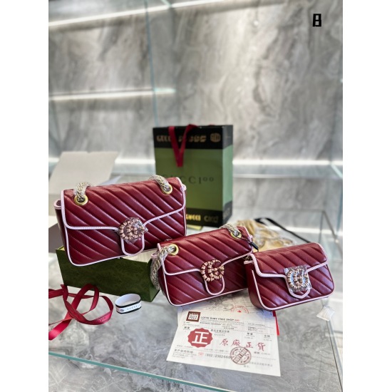 On October 3, 2023, p195p210p215GUCCI GG Marmont Crossbody ● This bag has a very eye-catching color scheme. The red and pink color scheme is very beautiful and not easy to collide with the bag. The logo of the enamel buckle is also very unique, and the on