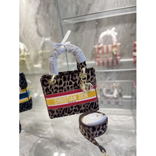 On October 7th, 2023, Dior Princess Embroidery Bag was originally a top tier P295 Dior Lady Life Constellation Embroidery Limited Edition Bag. A 2022 New Lady Life Milk White Dior Constellation Embroidery Bag was introduced in Venice, Macau. It can cure a
