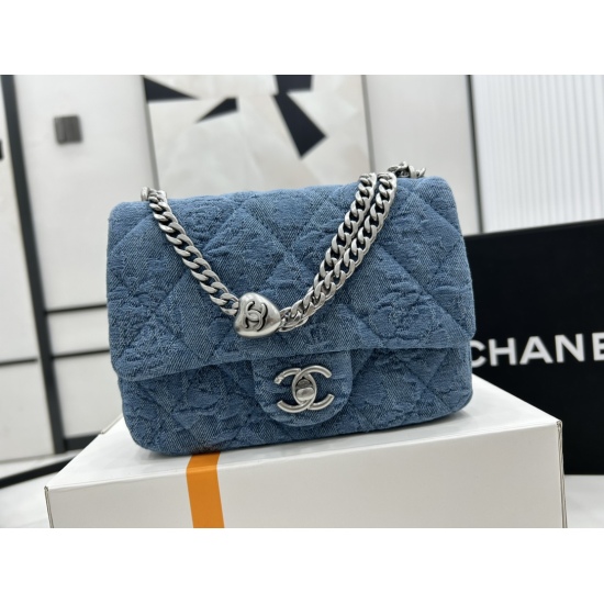 P1080 ✅ AS3829 Cowboy Chanel 23P Camellia Cowboy Love Ball is launching a new love style in this new season. Come and get it! The matte matte texture of the love ball burst into a girl's heart, and the chain is also a homogeneous plain chain, with full ma