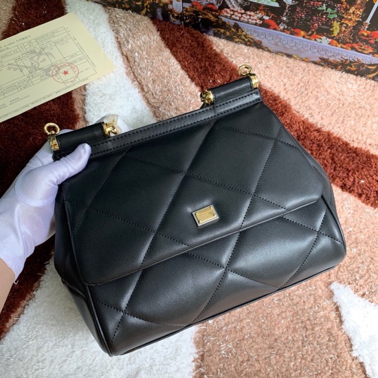 20240319 P530 [Dolce Gabbana Dolce Gabbana] Delicate handmade imported cowhide paired with the top of the bag, pure handmade oil edge. Favorite by many celebrities, it can be used as a crossbody overseas purchasing agent with style and aura. Any combinati
