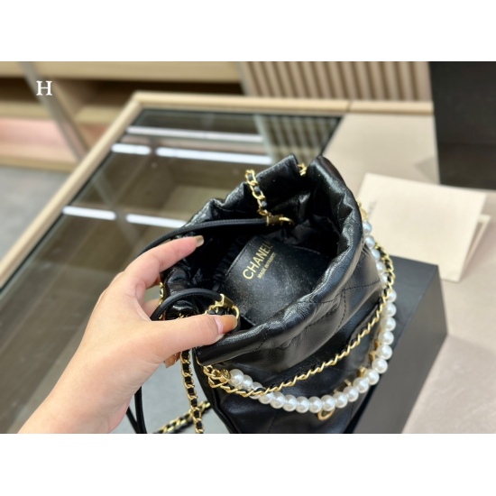 On October 13, 2023, 250 comes with a foldable box size of 20 * 21cm, and the Chanel 23ss mini trash bag is also too beautiful! It's so beautiful, its capacity is also super! Handheld armpit crossbody