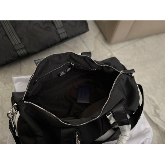 2023.11.06 230 No Box Size: 48 * 23cm First PradaxAdidas Co branded Bag, True Fragrance, Boys' Back Also Looks Great! The girl's back is super handsome! Travel bag/fitness bag/search prada travel bag