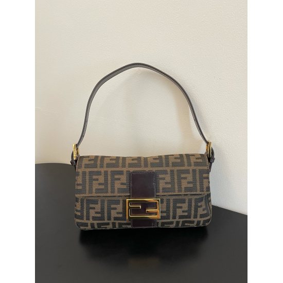 On March 7, 2024, the original 550 special grade 650 gold buckle small stick bag is currently the most popular illegal stick bag in FENDI medieval bags. The bag is compact and versatile, making it the most primitive bag in the medieval style. It comes wit