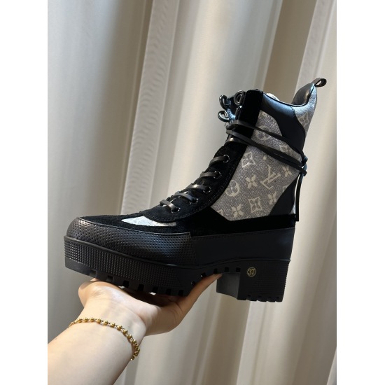 On November 19, 2023, Louis Vuitton's latest autumn and winter P320 is a high-end customized 1:1 replica of various celebrities on the internet. This Territory flat boot blends smooth cow leather and Monogram embossed cow leather, showcasing the military 
