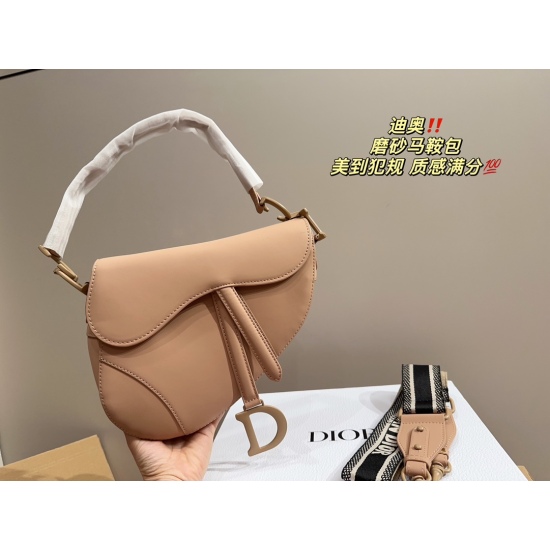 2023.10.07 P195 box matching ⚠ The size of the 15.18 Dior matte saddle bag is simply irresistible, showcasing a sense of elegance and sophistication. It is a must-have item for beauty collection