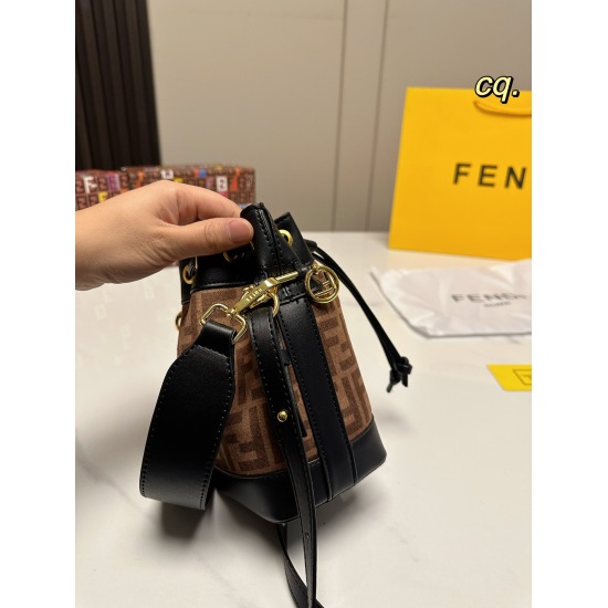 2023.10.26 P175 (with box) size: 1911.5FENDI Fendi Autumn/Winter New Farley Plush Bucket Bag Classic Drawstring Design ➕ Metal logo decoration~equipped with two shoulder straps, can be worn on one shoulder or cross body! Small and exquisite, it is a must-