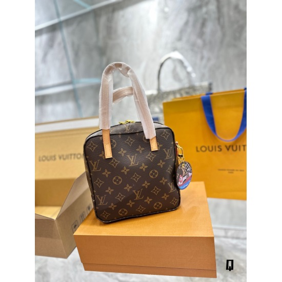 2023.10.1 p210LV Medieval | Old flower lunch box bag is too retro! Louis Vuitton sportini, a popular vintage lunch box bag/tofu bag in an LV bag, with a square and sturdy shape. It is elegant and retro in hand, with a sloping back and a simple and cute 20