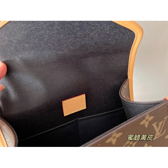 2023.10.1 240 box (reprint) size: 23 * 18cmLvy Classic 〰️ Honey wax yellow leather cowhide is much more stylish than the original white leather! The retro messenger bag looks great!