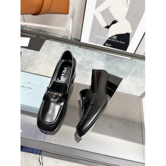 2023.07.07 PRADA ≮ 3, a new Prada spring and summer product, the strength of Mary Jane's single shoes came to Prada Glow's limited time store, a very shiny single product, the 2023S super popular series, the same round head triangle button (Mary Jane's si