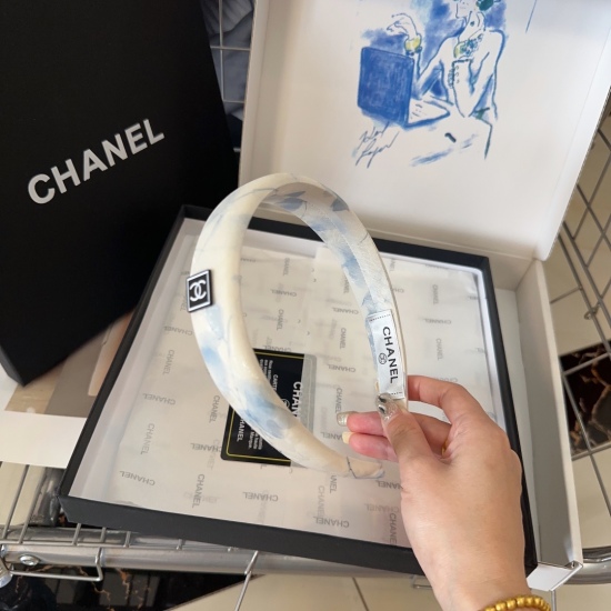 220240401 P 55 comes with packaging box Chanel's new small fragrant hair band, which is refreshing and super beautiful in summer! Fairy must enter
