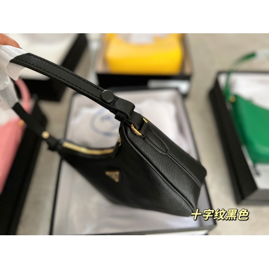 2023.11.06 200 black size: 22 * 13cm Prad hobo underarm bag with extended cross grain cowhide, seeing the actual product is truly perfect! packing ✔️ The design is super convenient and comfortable!