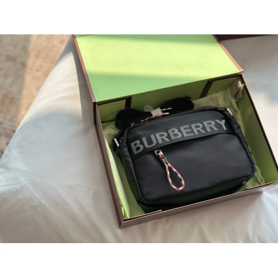 2023.11.17 180 with folding gift box (Qixi gift) Size: 21 * 16cm Bur black camera bag with card slot in the handbag! Traveling and staying at home is very convenient! Children, boyfriends, girlfriends, uncles and aunts can all use it!
