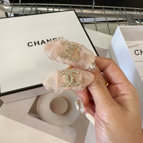 20240413 P 55 comes with a packaging box (pair) Chanel's latest popular small fragrance style with a banger clip on the edge, a stunning one! A must-have for little fairies