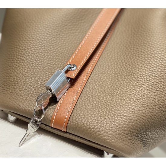 20240317 batch: 1050 latest color scheme - Elephant Grey/Golden Brown - If you have a good understanding of Herm è s, you will know that it is Herm è s' only bucket style bag. The classic color design adds many highlights to the low-key basket, instantly 