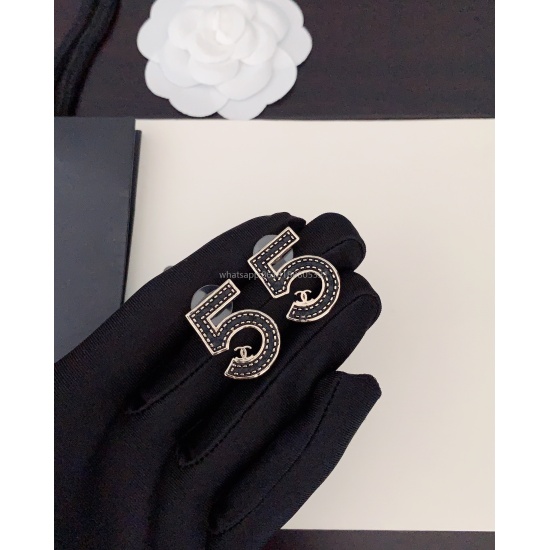 2023.07.23 ch * nel's latest black leather 5-line earrings are made of consistent Z brass material