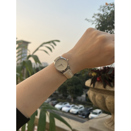 20240408 Gold and White Same Price 230__ Mini Size 28mm Original Factory Moulded Latest Gucci G-Timeless Series, Millimeter Quartz Women's Watch, Traditional Chinese Red Celebration Style, Created with Holographic Effect to Create Three Dimensional Sense,
