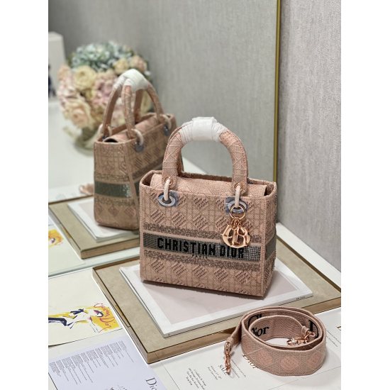 20231126 1040 [Dior] New Pearl Embroidered Princess Dai Bag, L ᴀᴅ ʏ  C ʜʀɪ S ᴛ ɪ ᴀ ɴ  D ɪ ᴏ ʀ” The logo is fashionable and soft. Decorated with the iconic 