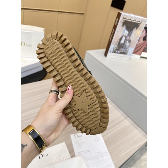 20240403- C 'est Dior 24 Spring/Summer runway for both men and women, new casual sports shoes purchased and developed by Taikoo Hui, perfectly replicated with suede leather and mesh fabric, lightweight and breathable. The CD letters on the side are very D
