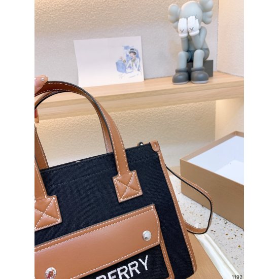 2023.11.17 P205 Burberry This Canvas Bag Shopping Bag! It's really popular on Ins, with almost every blogger having their own rhythm, but the simple logo paired with a square bag is very atmospheric. Matching clothes is also effortless. Size: Small 23 18