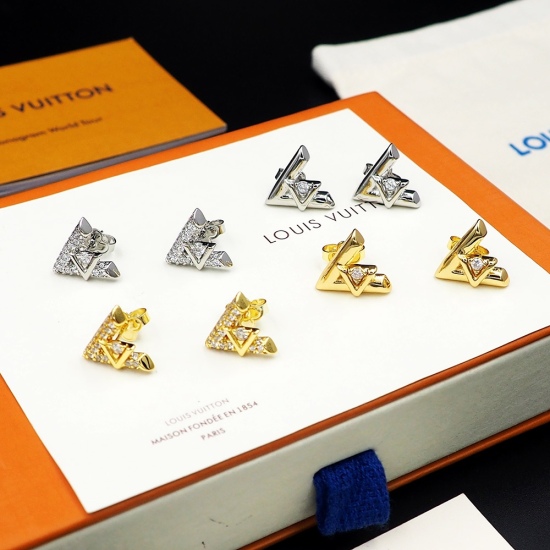 2023.07.11  Lvjia IVo Gold Earrings are a harmonious blend of 1 and V shaped accents adorned with sparkling zircon, revitalizing the classic (logo. Clean cut surface releases full strength and modern atmosphere. The Volt series items can be freely mixed a