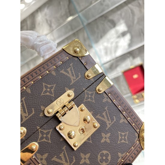 2023.10.1 New Handbag Hard Case P570 Women's Art Director Nicolas Ghesquiere collaborates with Women's Leather Design Director Johnny Coca to launch a new wearable hard case style handbag - Alisette Tresor Handbag Hard Case. The appearance and size of thi
