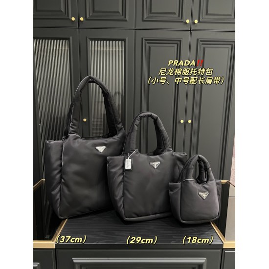 2023.11.06 Large P260 ⚠️ Size 37.34 Medium P260 ⚠️ Size 29.25 Small P240 ⚠️ Size 18.15 Prada Nylon Cotton Suit Tote Bag (small, medium with long shoulder straps) Material is durable and wear-resistant, with a simple design. The bag is lightweight and easy
