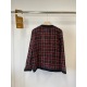 12.21.2023 p430 Ani * e Bi * g coarse tweed plaid jacket! The fabric is made up of several colored wool yarns with moderate saturation, interwoven with different thicknesses of yarn to form a regular red green grid texture. The texture is full and three-d