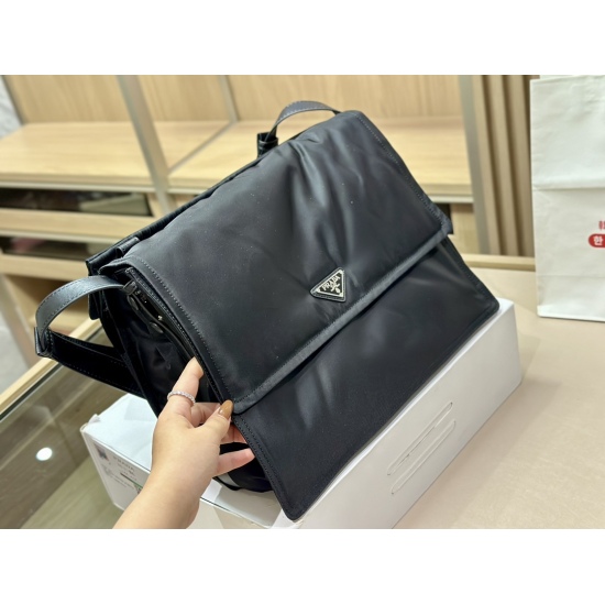 2023.11.06 370 Comes with Folding Box Box Size: 38 * 28cm Prada Postman Bag - Co branded Return to 