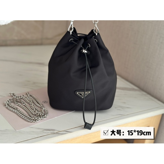 2023.09.03 150 145 box size: 15 * 19cm (large) 12 * 15cm (small) Exquisite, lazy, and good-looking. No refutation! The design of the Prada bucket bag nylon bucket bag drawstring strap is very convenient to take and place~Take a good look at both the hand 