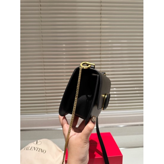 2023.11.10 P210 box size: 18 13cm Valentino new product! Who can refuse Bling Bling bags, small dresses with various flowers in spring and summer~It's completely fine~