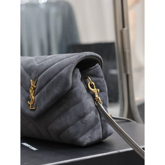 20231128 Batch: 560Loulou_ A 20cm dark gray frosted leather bag suitable for winter carrying is here, it comes with warmth and walks towards you! The outer layer is lightly frosted and has a super soft and comfortable feel, providing a sense of luxury tha