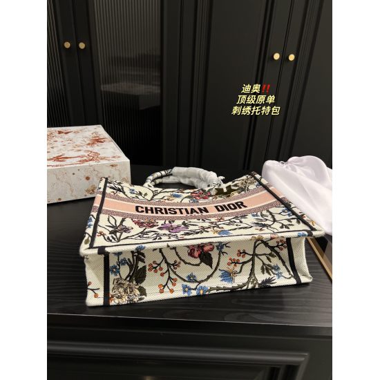 2023.10.07 Large P345 ⚠️ Size 41.34 Medium P340 ⚠️ Size 36.27 Dior embroidered shopping bag ⚠️ Top Original Super Classic Series cool and cute Perfect Beauty Fashion Versatile Cute and Charming Girl Is You
